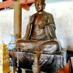 中国の西安の巨大な雁塔にある玄奘三蔵の像